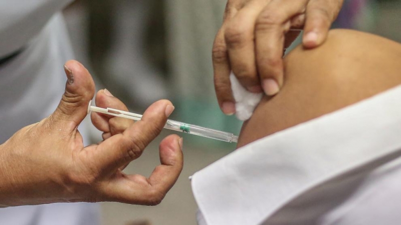 Sanidad prioriza a trabajadores esenciales para la vacuna de AstraZeneca como militares, policías o profesores