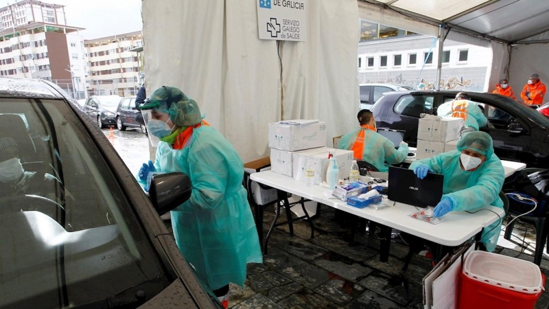 Los sanitarios reparten material para realizar pruebas de coronavirus a los habitantes en sus coches este lunes el municipio de Fene donde comienza el mayor cribado masivo de la pandemia en la comarca de Ferrolterra y al que están llamadas 7.700 personas,