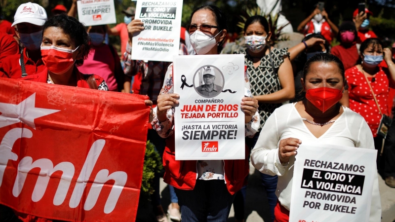 Simpatizantes del Frente Farabundo Martí, en el entierro de un militante que sufrió un ataque a comienzos de febrero.