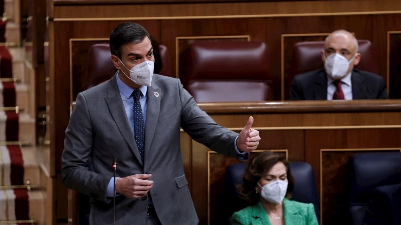 03/02/2021.- El presidente del Gobierno, Pedro Sánchez (i), interviene en la sesión de control al Gobierno, este miércoles en el Congreso de los Diputados. La primera sesión de control al Gobierno en el Congreso desde el mes de diciembre está marcada este