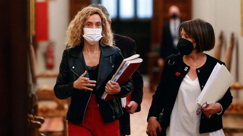 09/02/2021.- La presidenta del Congreso de los Diputados, Meritxell Batet, conversa con la diputada del PSOE Sofía Hernanz (d) mientras se dirigen a asistir a la reunión de la Mesa del Congreso, este martes, en el Congreso de los Diputados. EFE/ Mariscal