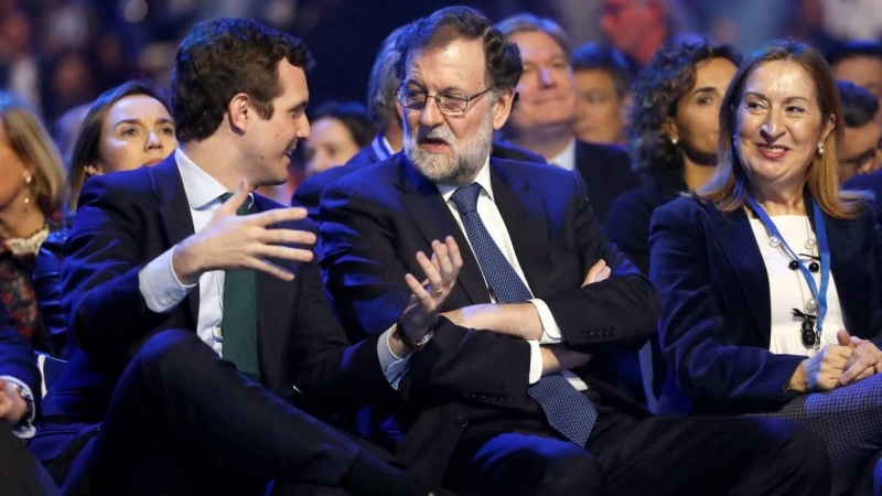 El expresidente Mariano Rajoy conversa con el actual líder popular, Pablo Casado, y la vicesecretaria Ana Pastor.