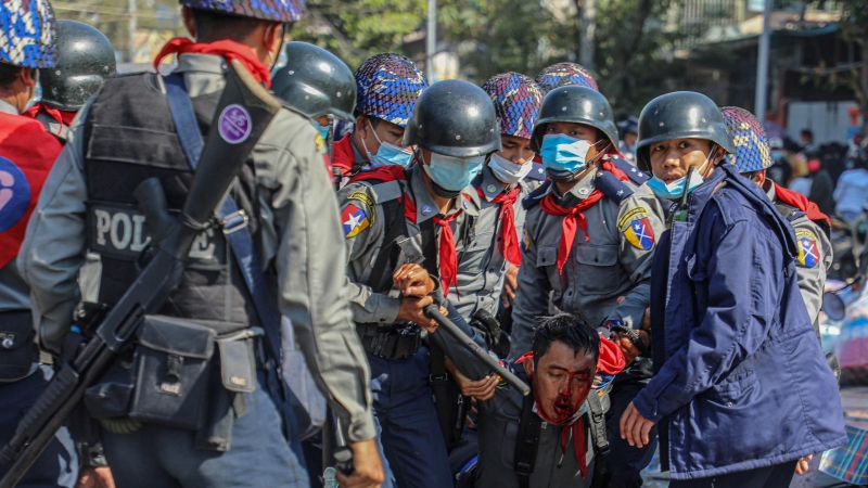 Imagen de la represión policial en las protestas de Myanmar