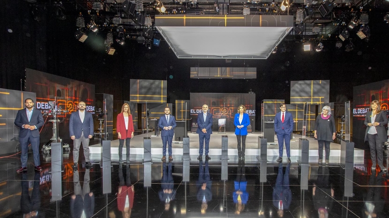 Foto de grup dels nou candidats a la presidència de la Generalitat moments abans de l'inici del debat electoral del 14-F a TV3.