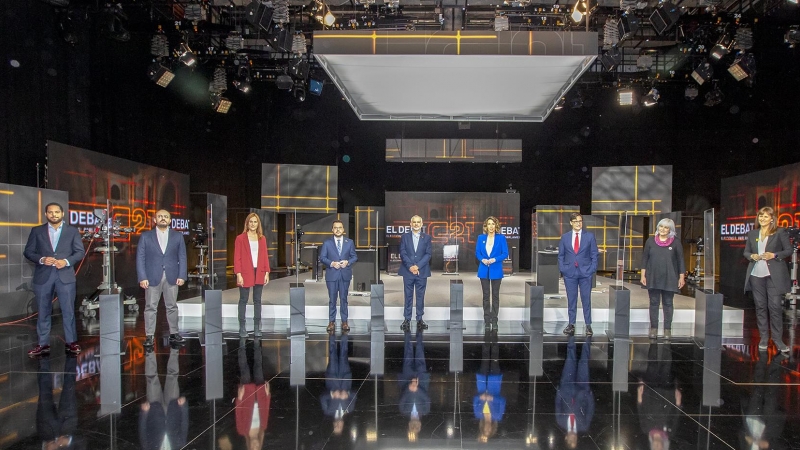 Foto de grup dels nou candidats a la presidència de la Generalitat moments abans de l'inici del debat electoral del 14-F a TV3.