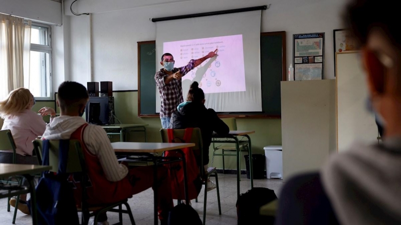 Los alumnos atienden las explicaciones del profesor en un aula del IES Gaspar Melchor de Jovellanos en Fuenlabrada (Madrid), en un curso marcado por la covid.