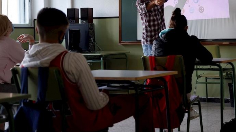 Los alumnos atienden las explicaciones del profesor en un aula del IES Gaspar Melchor de Jovellanos en Fuenlabrada (Madrid), en un curso marcado por la covid.