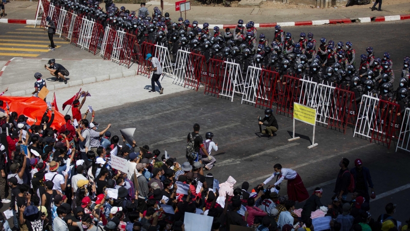 Los manifestantes gritan consignas y levantan los puños durante una manifestación contra el golpe de estado militar en Myanmar.