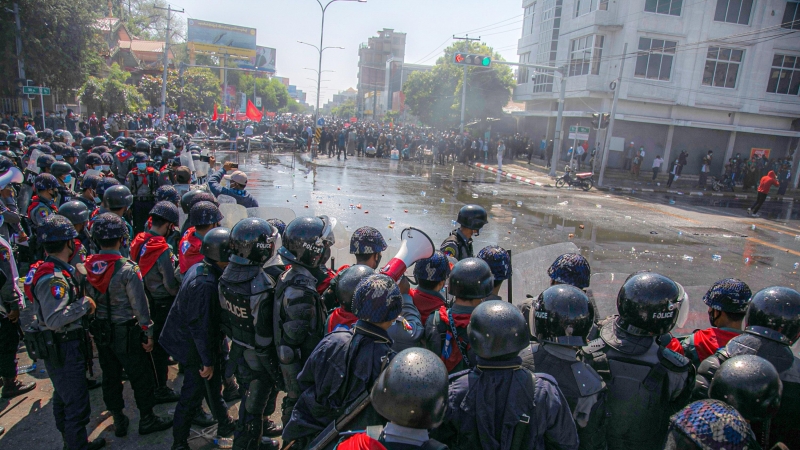 La policía antidisturbios se coloca en posición mientras bloquea una calle durante una manifestación contra el golpe de estado militar que depuso a la Consejera de Estado de Myanmar de Myanmar, Aung San Suu Kyi