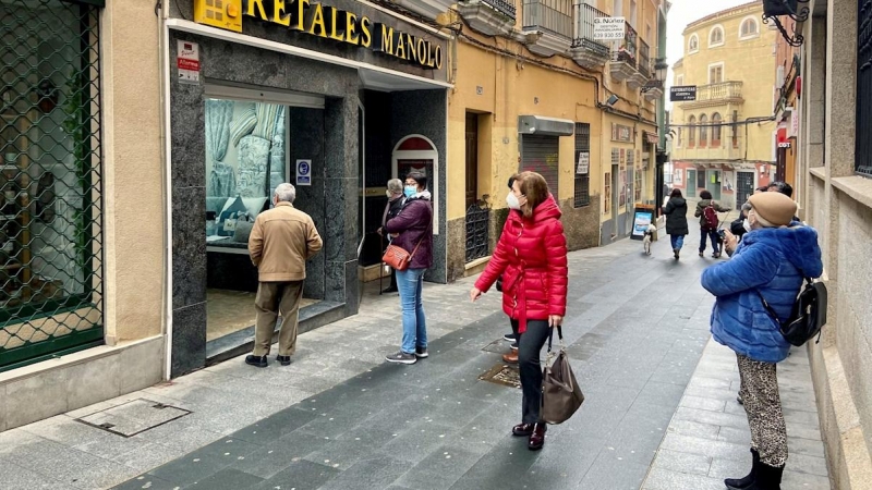 Ciudadanos caminan en una calle de Cáceres, en una imagen de archivo.