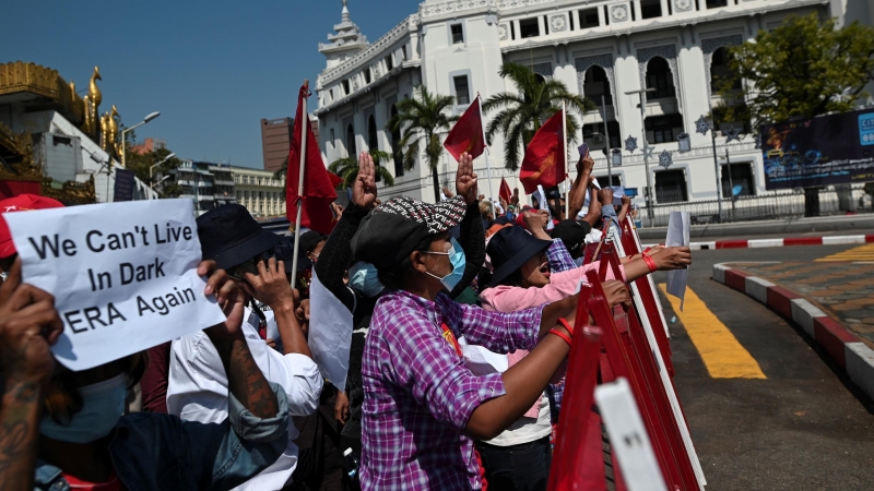 La gente se manifiesta contra el golpe militar y para exigir la liberación de la líder electa Aung San Suu Kyi, en Yangon, Myanmar, el 10 de febrero de 2021.