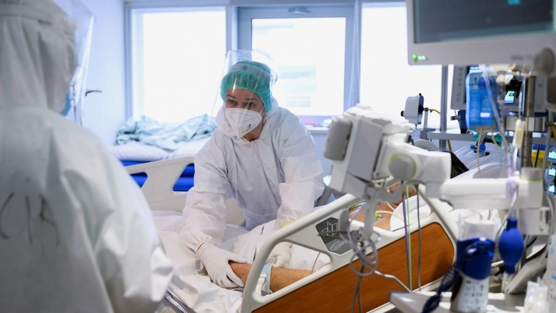 Personal sanitario mientras atiende a un paciente con coronavirus en una de las UCI-Covid del Hospital Universitario Marqués de Valdecilla de Santander