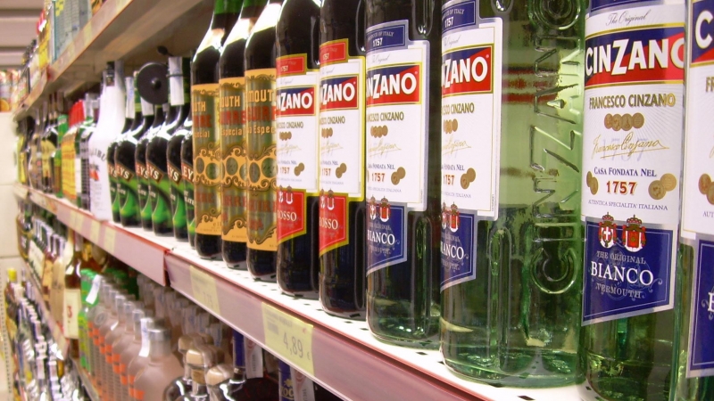 Botellas de alcohol en el supermercado.