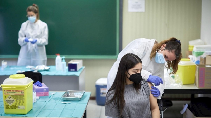 Personal sanitario realiza las primeras vacunaciones de la vacuna AstraZeneca a farmaceuticos y fisioterapeutas en Girona