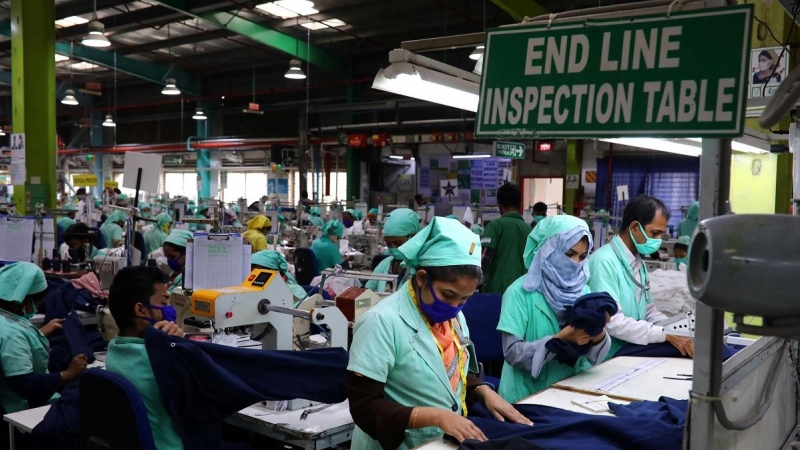 Un grupo de trabajadoras cose en una fábrica textil de Bangladesh.