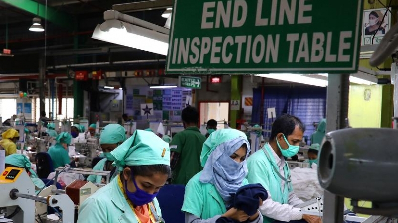 Un grupo de trabajadoras cose en una fábrica textil de Bangladesh.