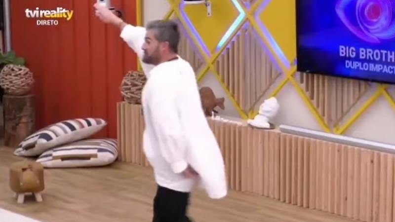 Hélder Teixeira, concursante de Big Brother Portugal, realizando el saludo fascista.