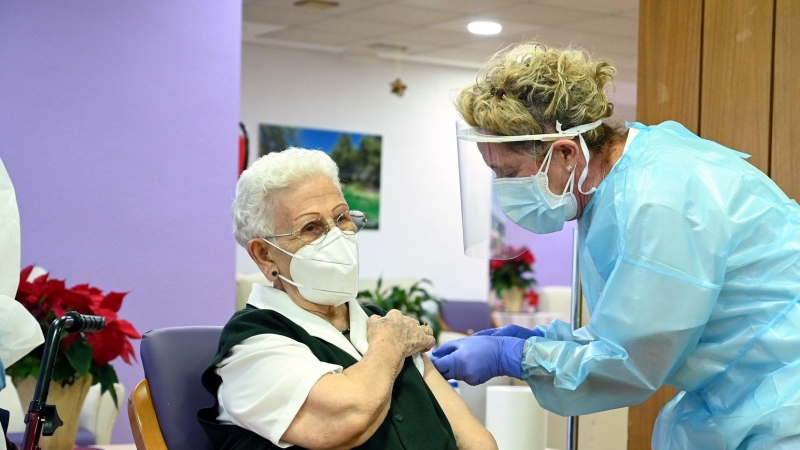 Araceli Hidalgo, de 96 anys, primera persona a rebre la vacuna contra la covid-19 a Espanya.