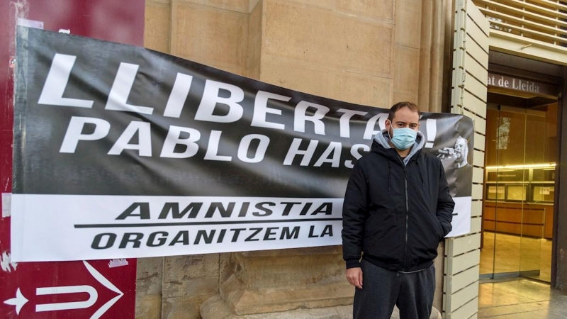 El rapero Pablo Hasel en un acto en los jardines Víctor Siurana