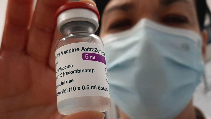 10/02/2021. Una sanitaria sujeta un vial de la vacuna de AstraZeneca en Génova (Italia).