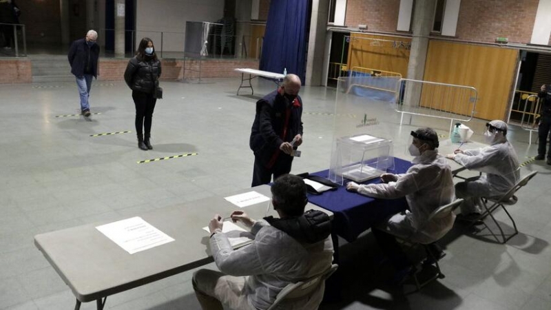 Un simulacre de votació realitzat al municipi de Sant Julià de Ramis per comprobar les mesures contra la covid als col·legis electorals.