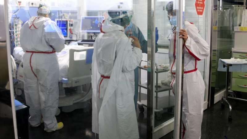 Professionals sanitàries de l'Hospital del Mar atenent un pacient ingressat a l'UCI amb Covid-19, en la tercera onada de la pandèmia del coronavirus.