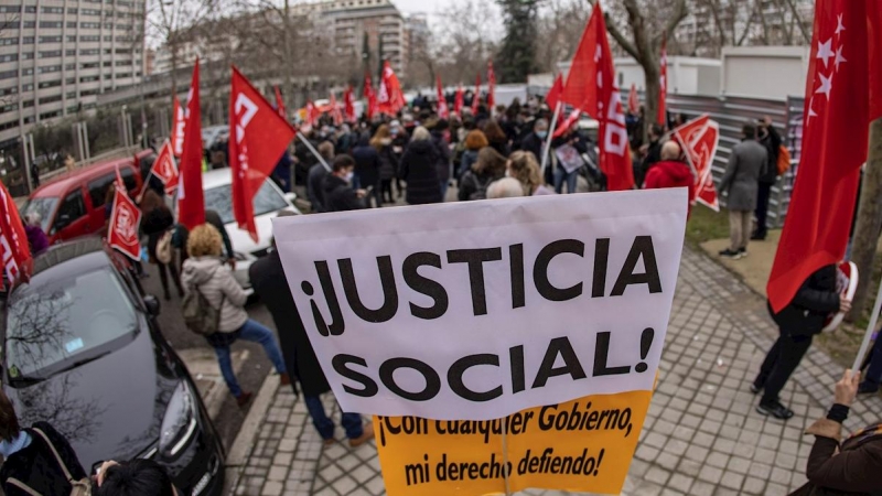 11/02/2021.- Concentración de delegados sindicales convocada por CCOO y UGT bajo el lema 'Ahora sí toca'.