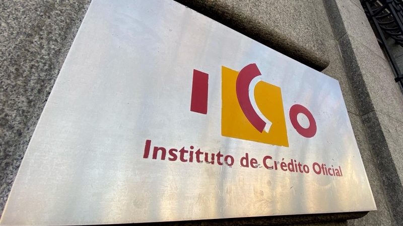 Placa con el logo del ICO (Instituto del Crédito Oficial), en una de las puertas de acceso de la sede, en el Paseo del Prado de Madrid. E.P./Eduardo Parra