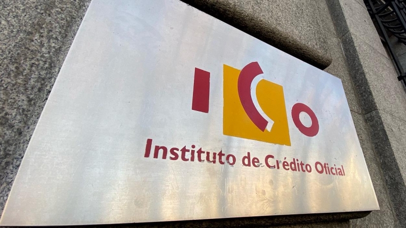 Placa con el logo del ICO (Instituto del Crédito Oficial), en una de las puertas de acceso de la sede, en el Paseo del Prado de Madrid. E.P./Eduardo Parra