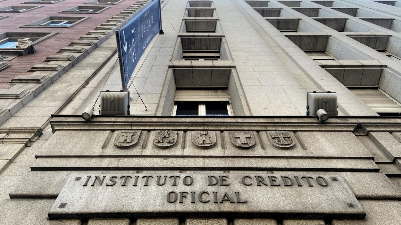 Una de las puertas de acceso de la sede del ICO (Instituto del Crédito Oficial), en el Paseo del Prado de Madrid. E.P./Eduardo Parra