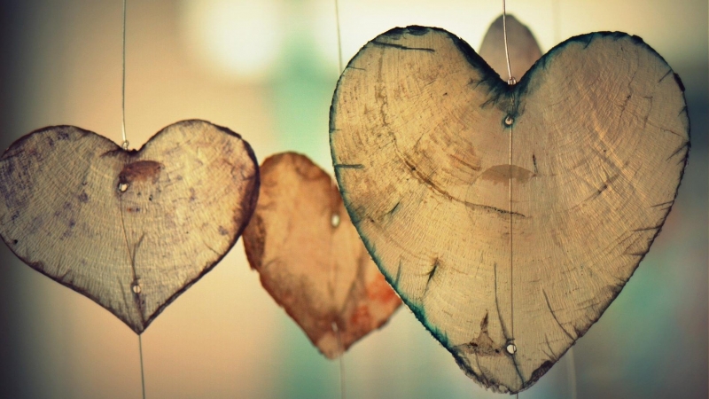 Fotografía de tres corazones de madera. - Pixabay
