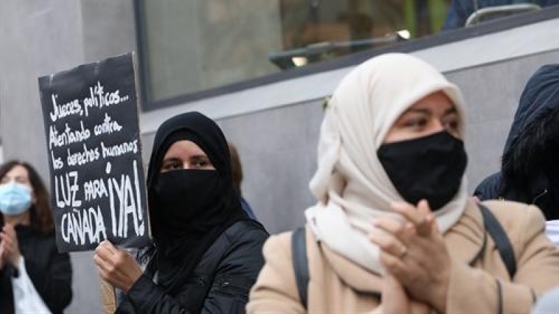 Una mujer sostiene una pancarta donde se lee 'Luz para Cañada Real ¡YA!!' durante una manifestación de vecinos de los sectores V y VI de la Cañada Real Galiana frente a la Asamblea de Madrid (España), a 4 de febrero.