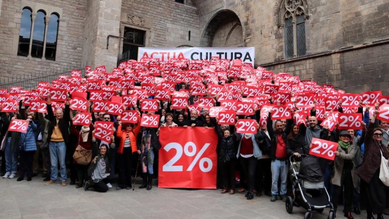 Una protesta del món de la Cultura exigint el 2% del pressupost de la Generalitat per aspectes culturals, en una imatge d'arxiu anterior a la pandèmia.