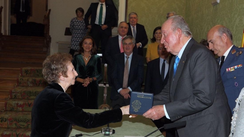 El coronel Nicolás Murga Mendoza detrás del rey Juan Carlos, en una imagen de noviembre de 2017, en el acto de entrega de la Medalla Echegaray 2016 a la investigadora Margarita Salas, en la Real Academia de Ciencias Exactas, Físicas y Naturales de Madrid.
