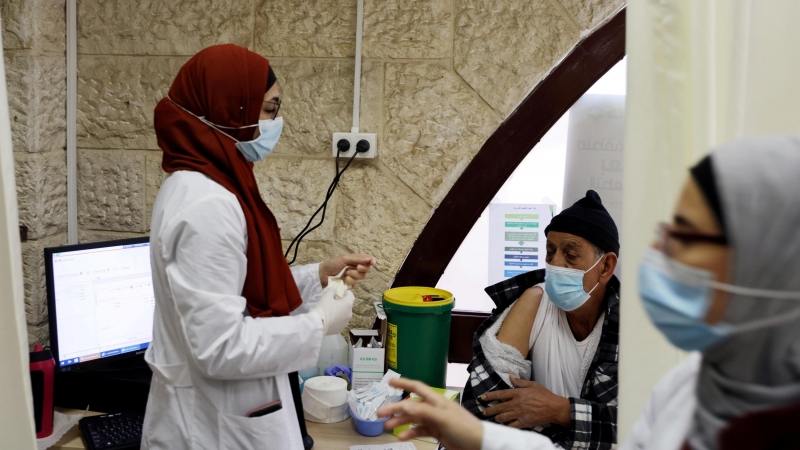 Personal médico se prepara para vacunar a personas en Jerusalén.