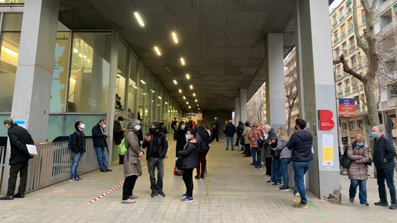 Votants al Centre Cívic de la Sagrada Família.