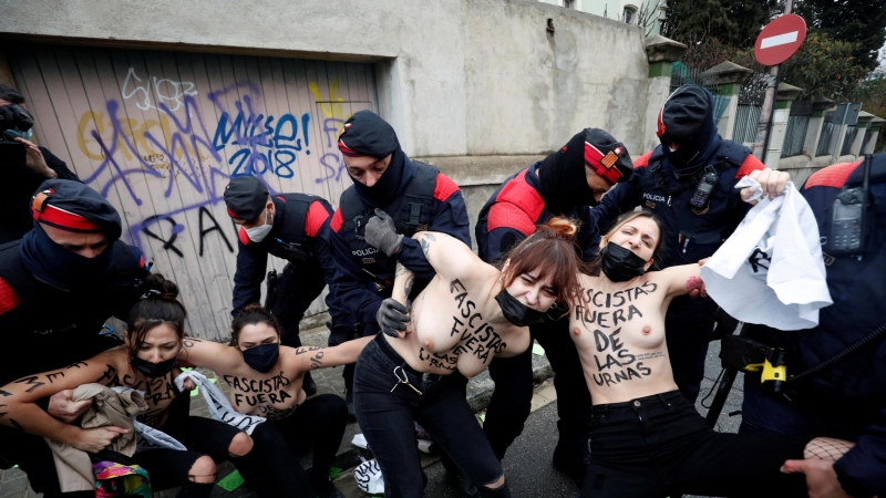 Los Mossos d'Esquadra detienen a activistas de Femen que se manifestaban contra el candidato del partido de extrema derecha. - Reuters