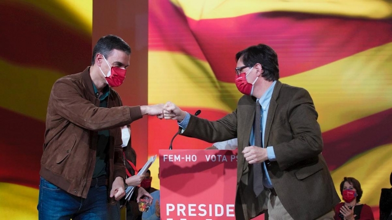El presidente del Gobierno y secretario general del PSOE, Pedro Sánchez, saluda al candidato del PSC a la presidencia de la Generalitat, Salvador Illa, durante el acto final de campaña de las elecciones catalanas del 14F. EFE