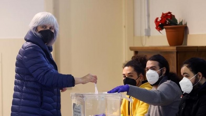 Dolors Sabater vota en eleccions al Parlament de Catalunya