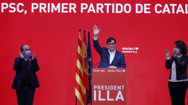 El líder del PSC, Salvador Illa, durant el tancament de la nit electoral després d'empatar en escons amb ERC i de superar els republicans en vots per la mínima.