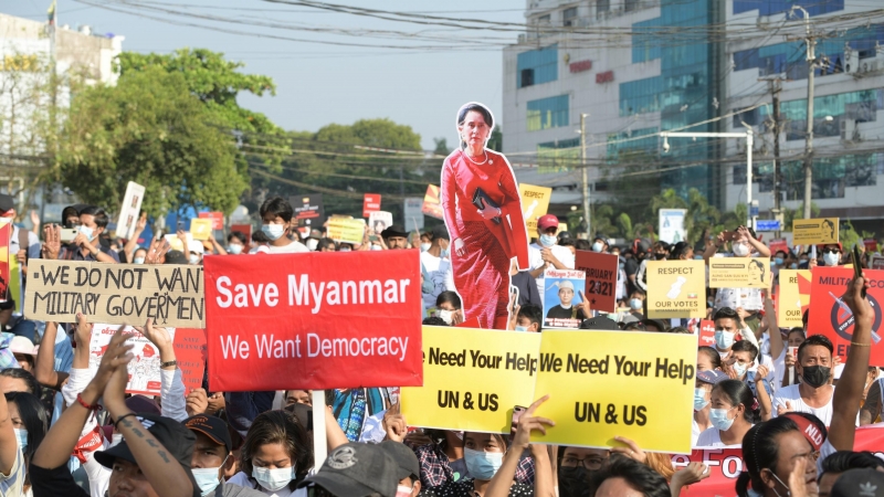 Manifestantes salen a la calle en Yangon, Myanmar