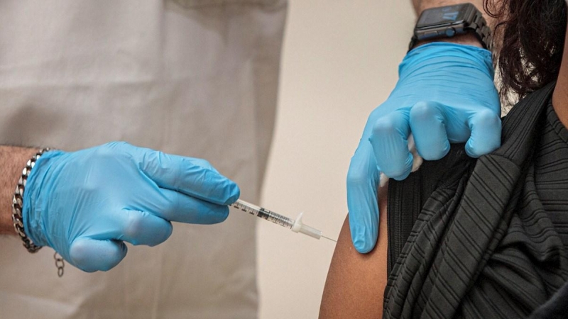 Un sanitario inyecta la vacuna para la covid-19 de Pfizer-BioNTech durante la vacunación a trabajadores y residentes de la residencia Ballesol Patacona.