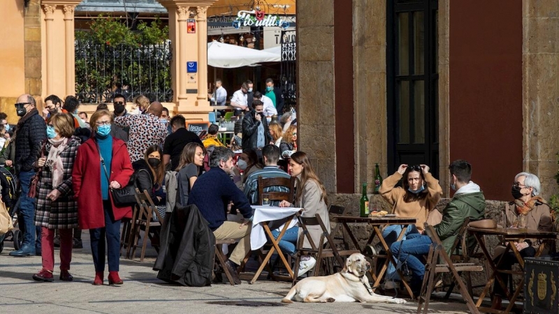 Personas en las terrazas de la plaza del Pescado, en el centro de Oviedo, este domingo.