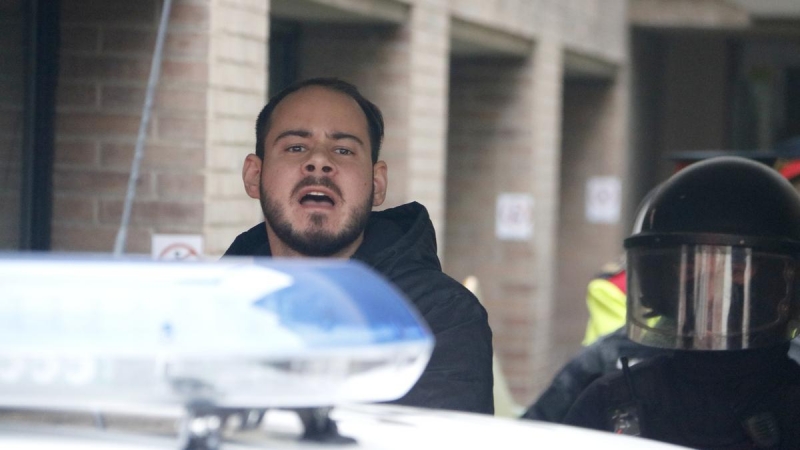 Els Mossos s'emporten detingut el raper Pablo Hásel.