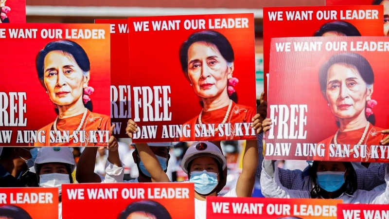 Manifestantes sostienen pancartas por la liberación de la líder birmana Aung San Suu Kyi