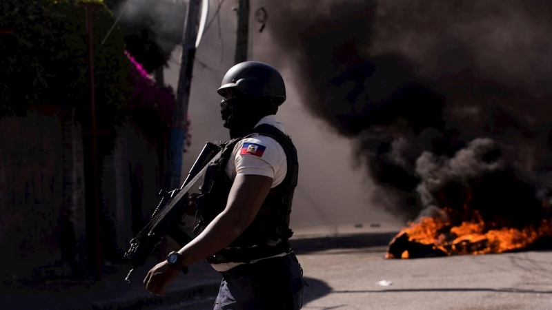 Un policía armado monta guardia durante una jornada de protesta contra el Gobierno de Jovenel Moise hoy, en Puerto Príncipe (Haití).