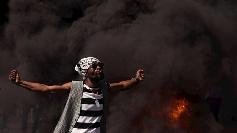 Una persona participa en una jornada de protesta contra el Gobierno de Jovenel Moise hoy, en Puerto Príncipe (Haití).