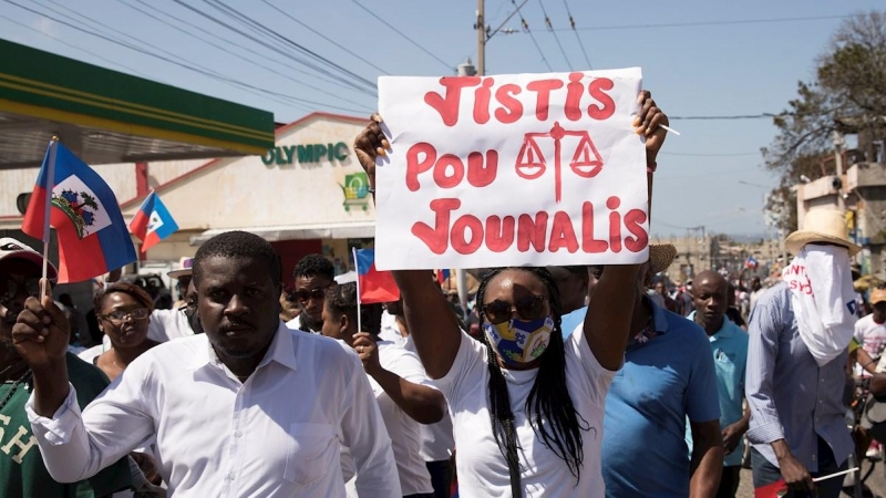 Grupos de personas participan en una jornada de protesta contra el Gobierno de Jovenel Moise hoy, en Puerto Príncipe (Haití).