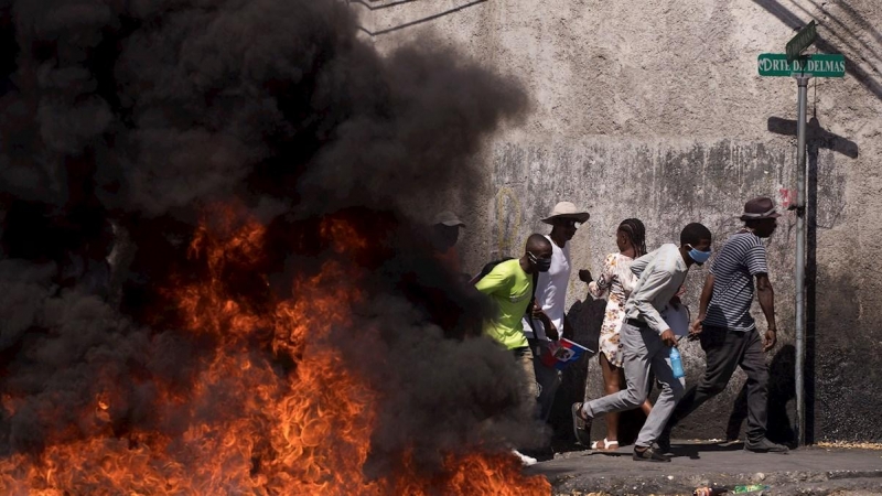 Grupos de personas participan en una jornada de protesta contra el Gobierno de Jovenel Moise hoy, en Puerto Príncipe (Haití).