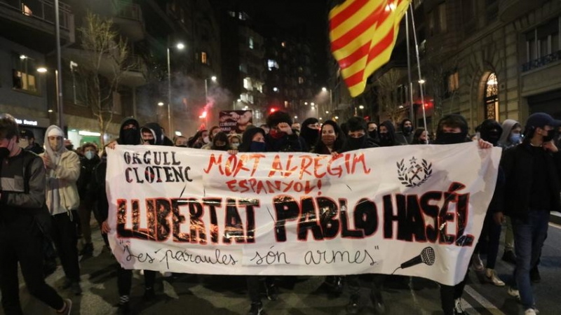 Una de les pancartes de la manifestació contra la detenció de Hasél a Barcelona.
